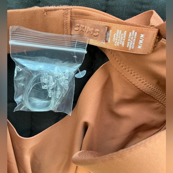 SKIMS Deep Plunge Shapewear Bodysuit | Bronze - Picture 16 of 16